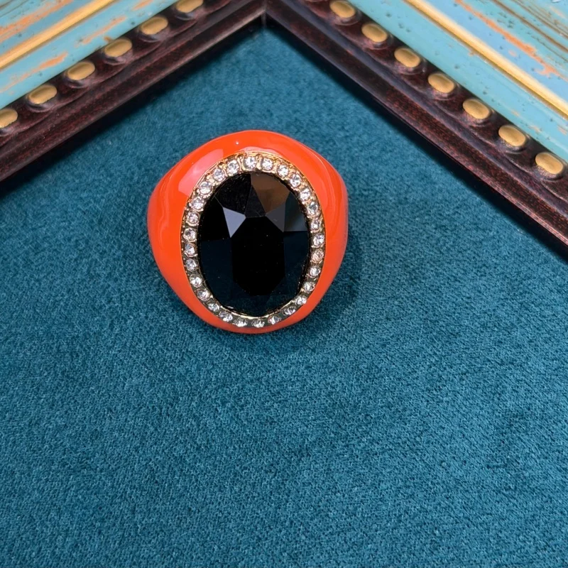 Anneaux plaqués or antique, noirs, avec incrustation de cristal émaillé ovale orange, luxe rétro art décos, banquet – Image 8