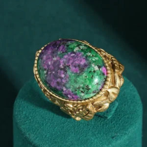 Bague vintage de luxe en plaqué or antique avec pierre naturelle ovale violette et verte, motif fleur de mousse et feuille, qualité designer, anniversaire
