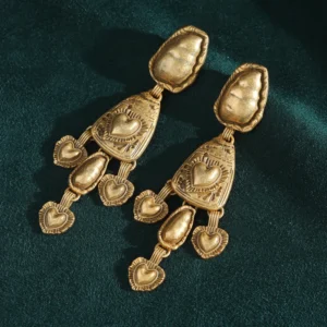 Boucles d'oreilles pendantes en forme de cœur sculpté gothique vintage, couleur or 18 carats, accessoires de luxe de créateur