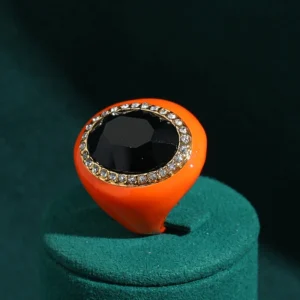 Anneaux plaqués or antique, noirs, avec incrustation de cristal émaillé ovale orange, luxe rétro art décos, banquet