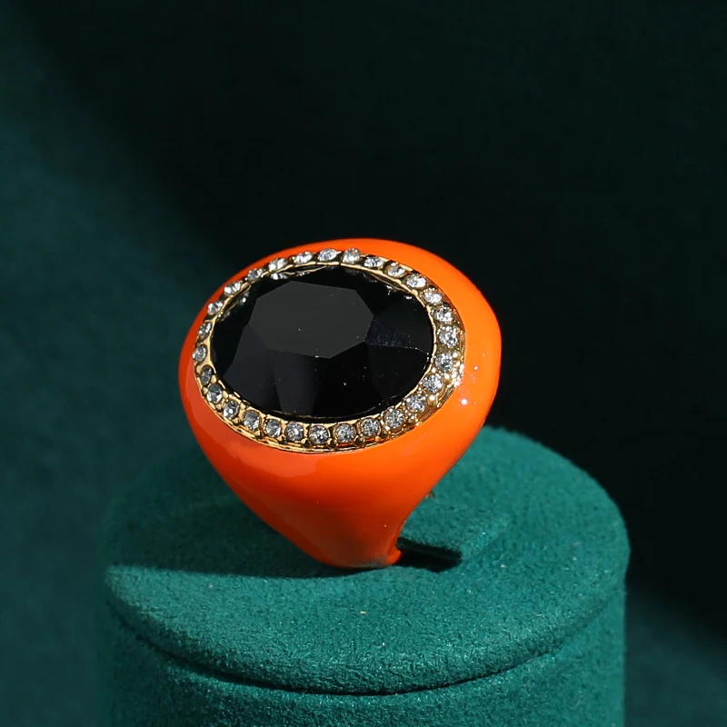 Anneaux plaqués or antique, noirs, avec incrustation de cristal émaillé ovale orange, luxe rétro art décos, banquet